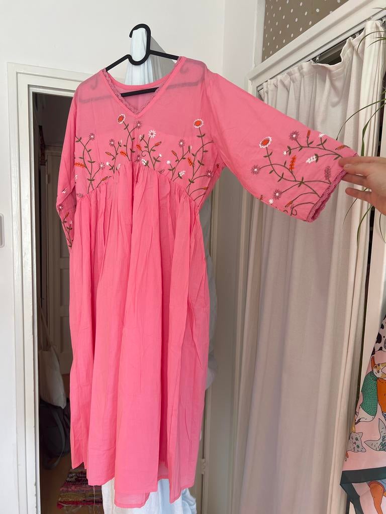 Roze jurk met geborduurde bloemen met broek en schaal, Maat 42/44 (L), Nieuw, Ophalen of Verzenden, Roze