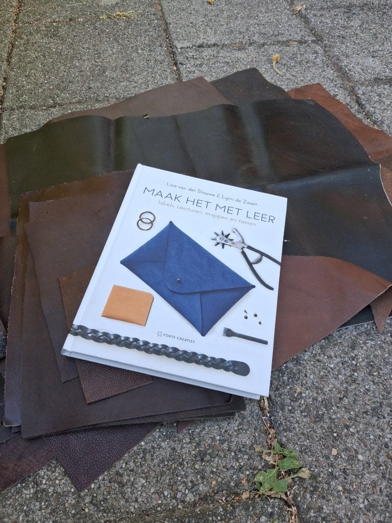 Kleine partij echt leder en boek, leuk voor reënactment, Ophalen of Verzenden, Zo goed als nieuw, Overige typen