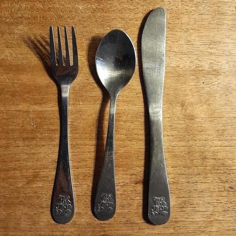 Kinderbestek lepel/vork/mes. Beertje, Gebruikt, Bestekset, Overige typen, Ophalen of Verzenden