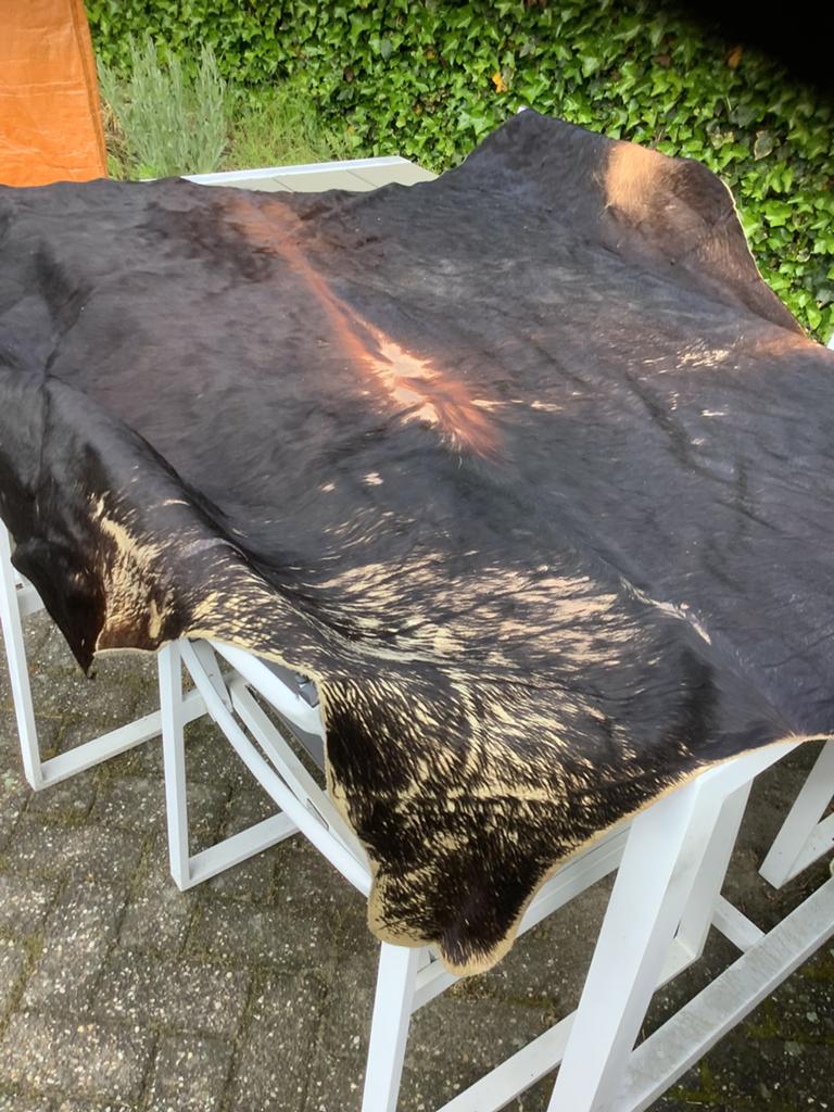 Koeienhuid vloerkleed, Huis en Inrichting, Stoffering | Tapijten en Kleden, Ophalen of Verzenden, Zo goed als nieuw, 200 cm of meer