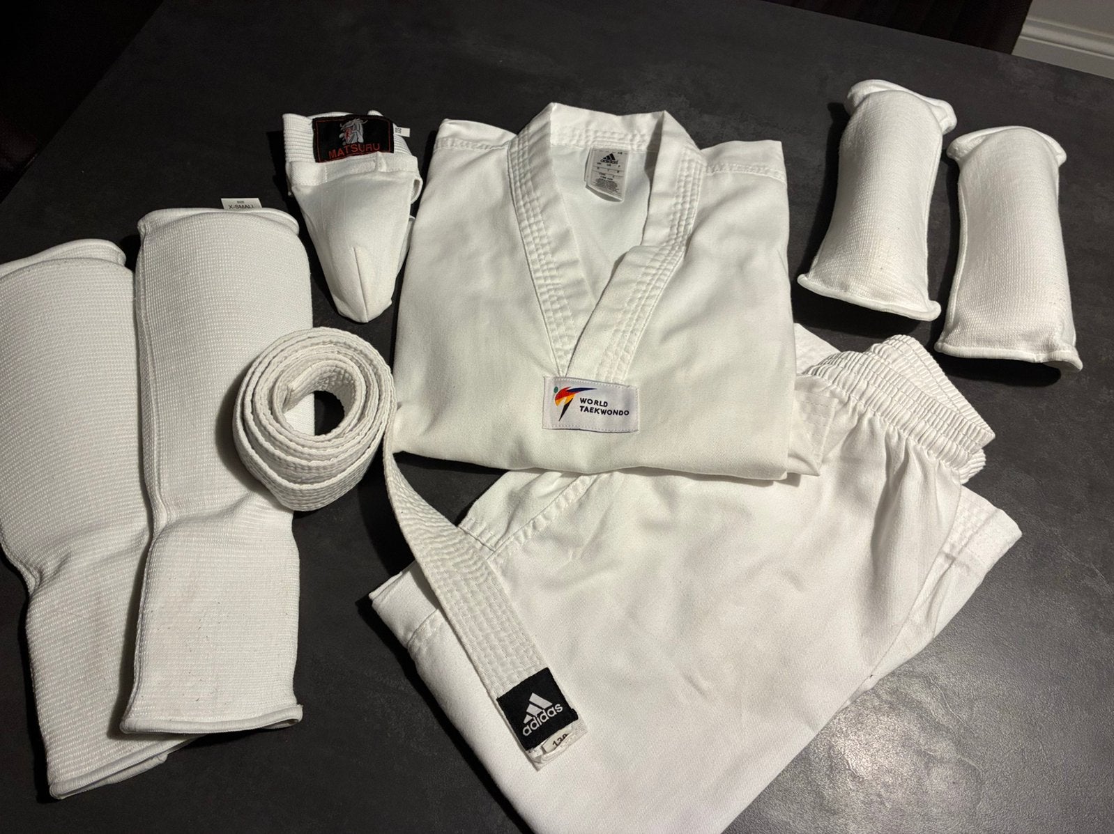 Adidas Taekwondo Pak Maat 130 + Beschermset, Maat XS of kleiner, Ophalen of Verzenden, Zo goed als nieuw, Taekwondo