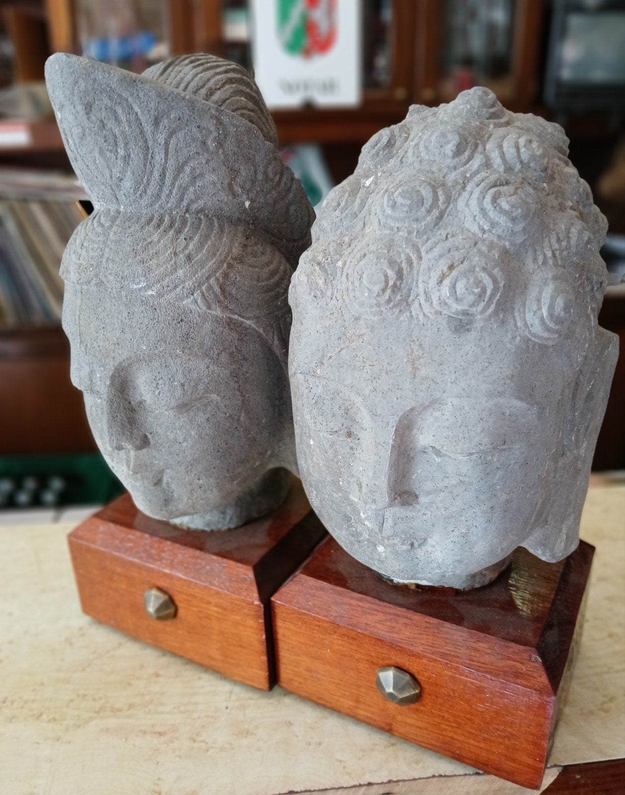 Oude hardstenen Boeddha hoofden op houten sokkel, Ophalen of Verzenden, Beeld, Grijs, Op sokkel