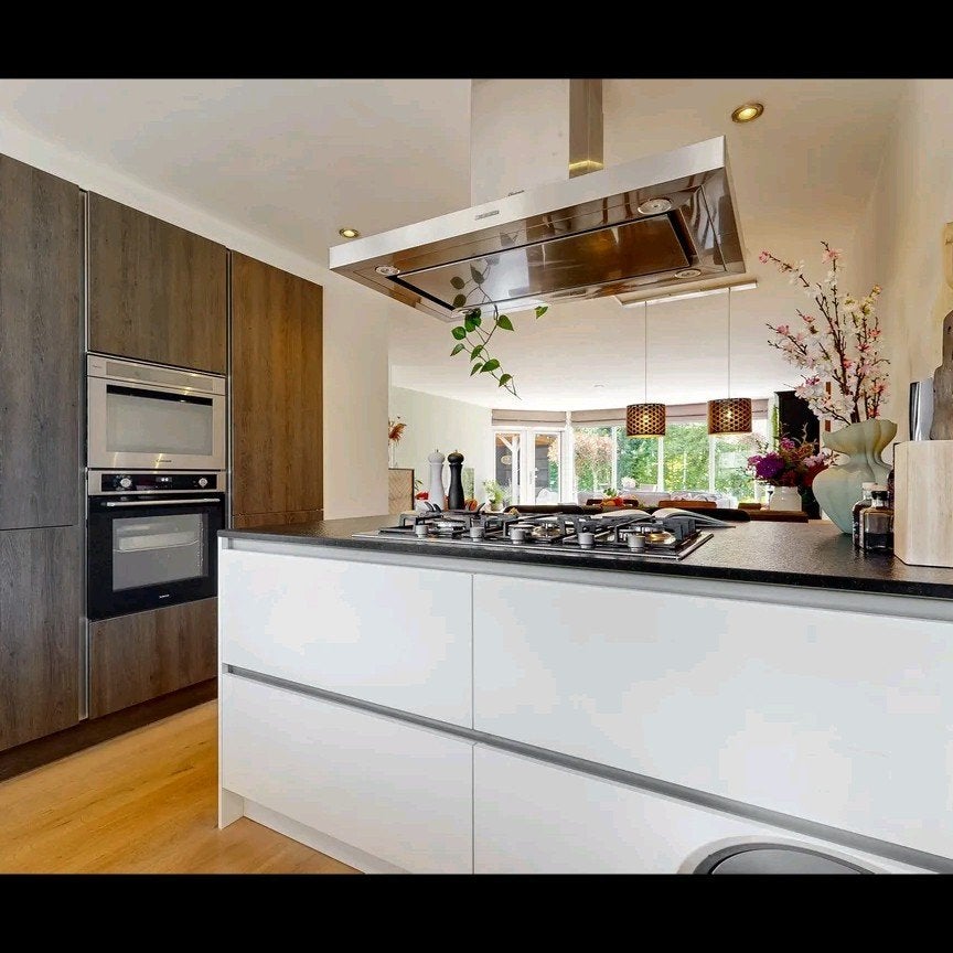 Moderne keuken met kookeiland en inbouwapparatuur, Huis en Inrichting, Keuken | Complete keukens, Ophalen, Gebruikt, Wit, Overige typen