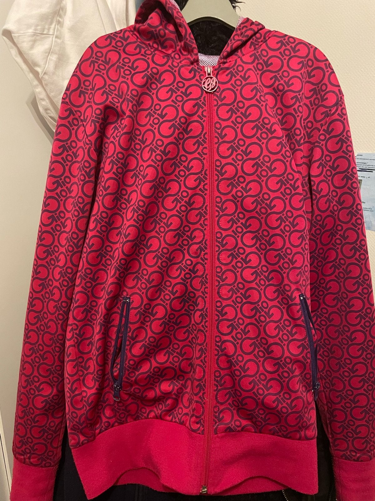 Rood vest met capuchon en GIO-patroon, maat S, Ophalen of Verzenden, Zo goed als nieuw, Maat 36 (S), Rood