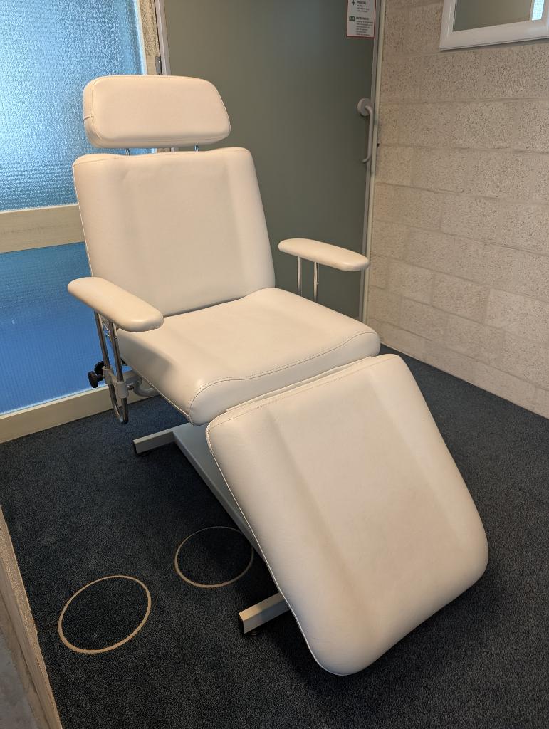 Nette mechanische behandelstoel / pedicurestoel – wit, Sport en Fitness, Gezondheidsproducten en Wellness, Gebruikt, Overige typen