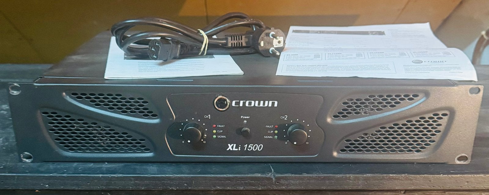 Te Koop: CROWN XLi1500 eindversterker, Muziek en Instrumenten, Ophalen, Nieuw, 500 tot 1000 watt