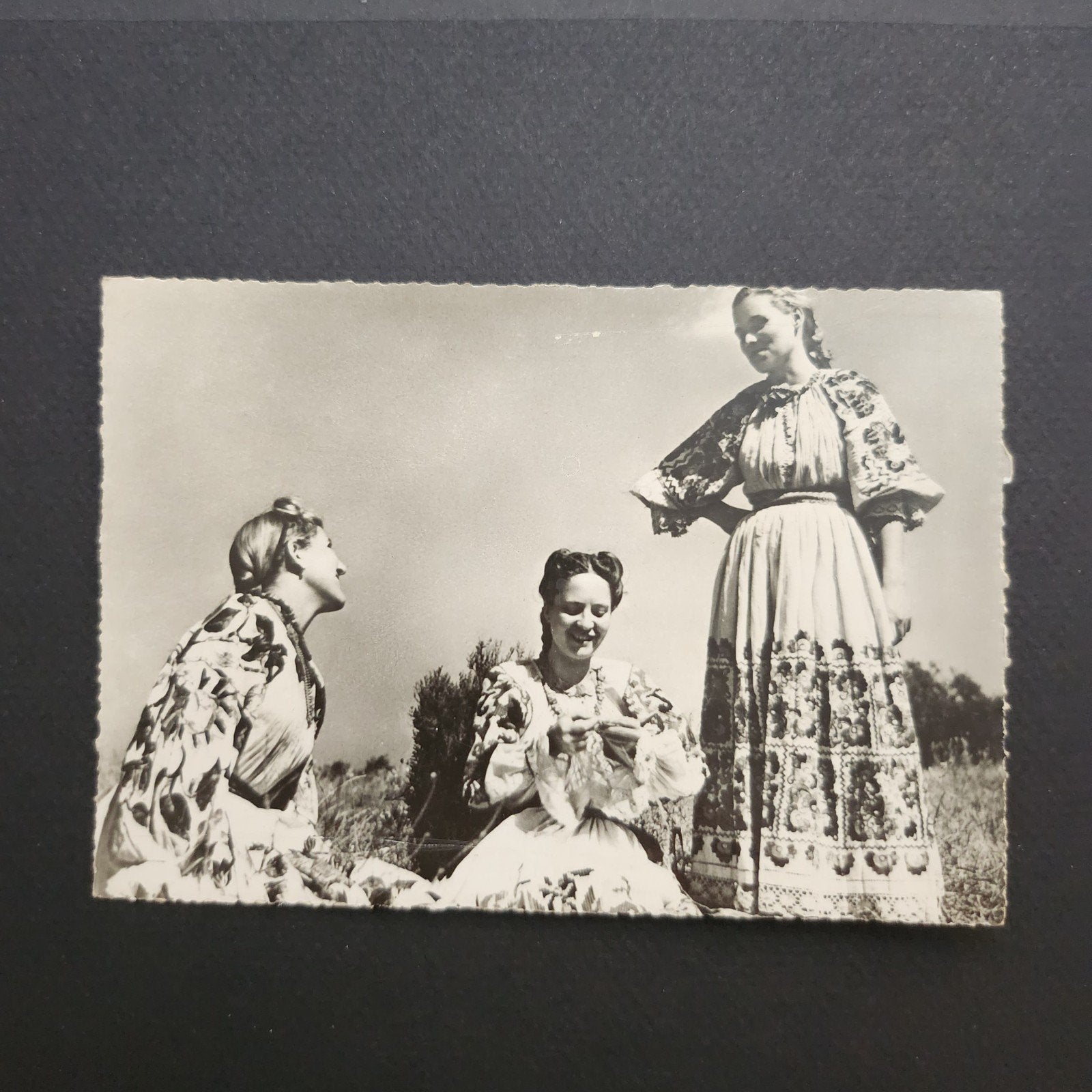 Ansichtkaart Joegoslavië, 1955 - Vrouwen in klederdrach, Verzenden, 1940 tot 1960, Gelopen