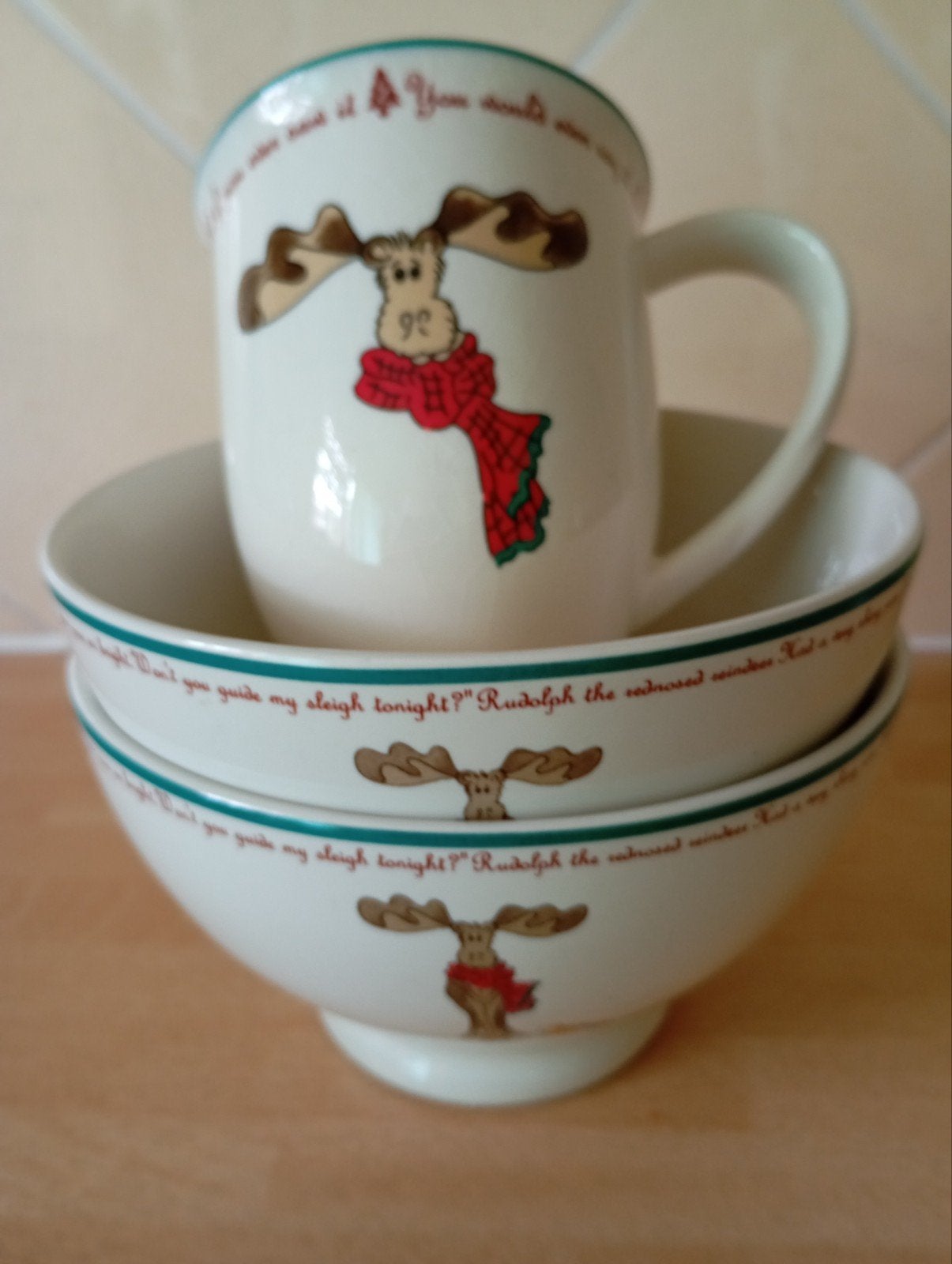 Rudolph the rednosed reindeer 2 kommen en 1 mok, Ophalen of Verzenden, Aardewerk, Overige stijlen, Kom(men)
