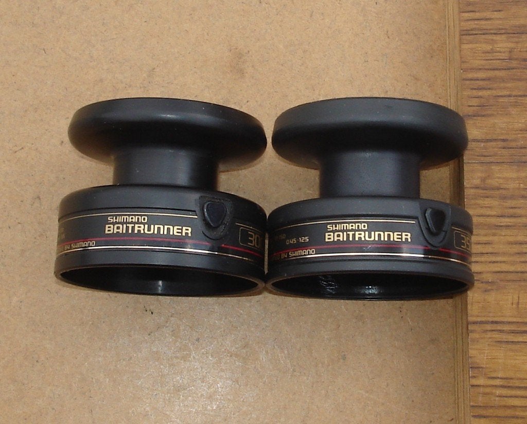 2 vintage spoeltjes voor Shimano baitrunner 3000 + 3500, Ophalen of Verzenden, Zo goed als nieuw, Molen