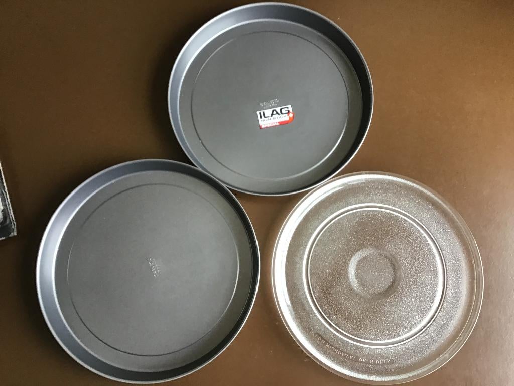 Twee nieuwe bakblikken en één glazen plateau/ovenschaal, Huis en Inrichting, Keuken | Keukenbenodigdheden, Overige typen, Ophalen of Verzenden