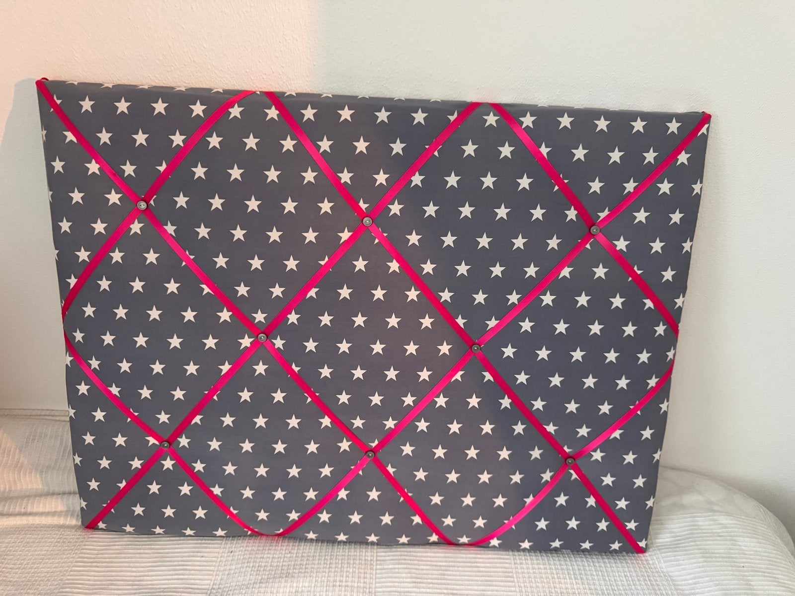 Memobord 60x80 cm met sterren en roze linten, Ophalen, Zo goed als nieuw, Overige typen