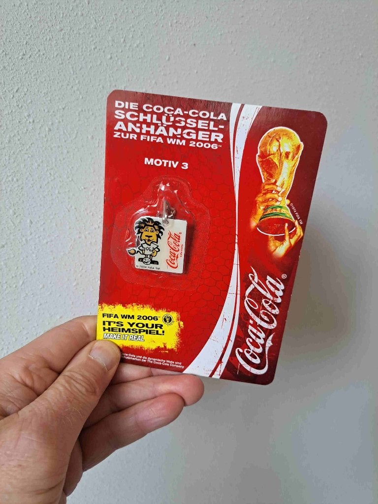 Coca Cola Sleutelhanger Voetballen FIFA WM 2006 Motief 3, Ophalen of Verzenden, Nieuw, Gebruiksvoorwerp