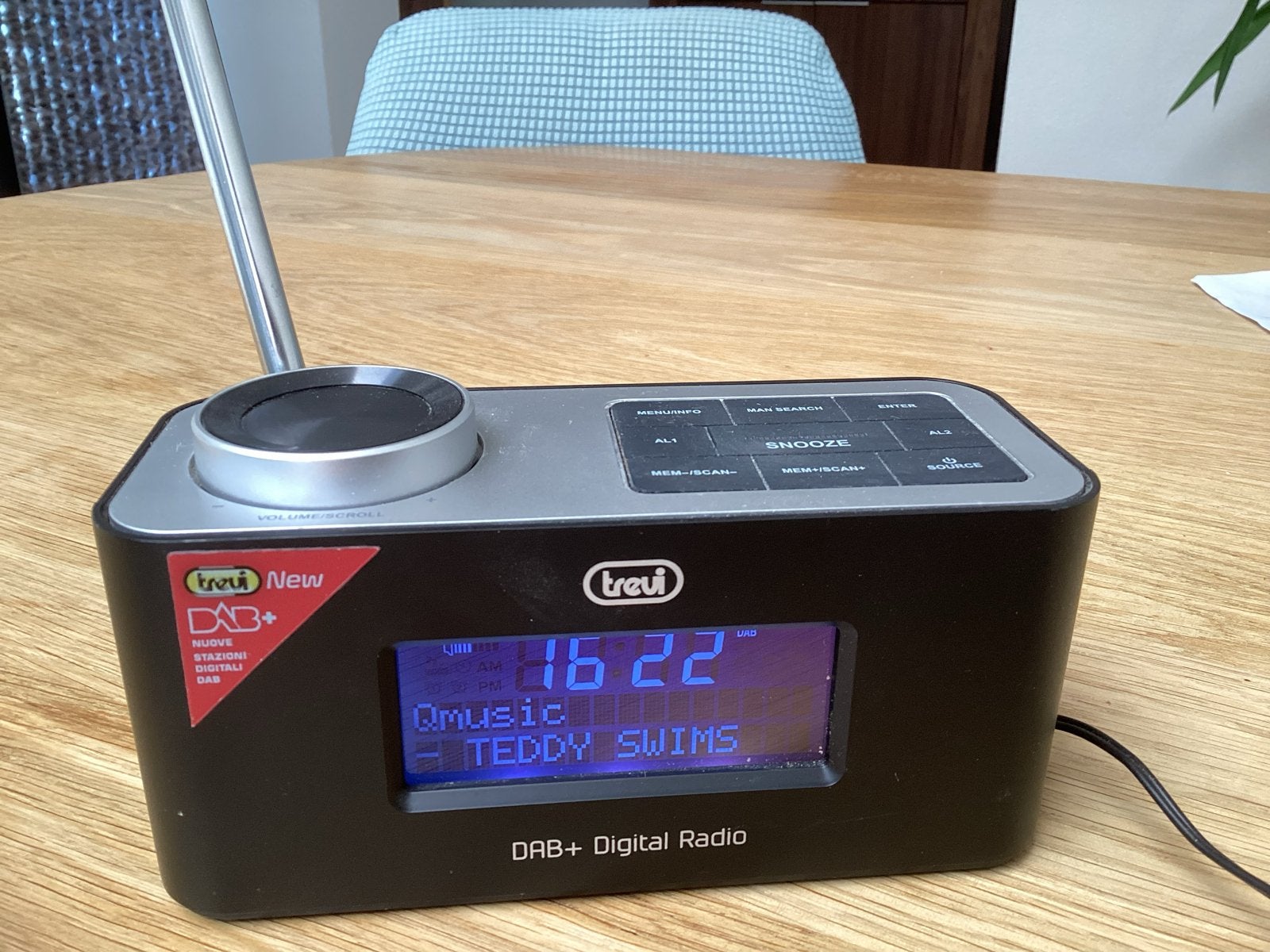 Trevi DAB+ FM Radio met USB, Netvoeding & batterij noodradio, Ophalen of Verzenden, Zo goed als nieuw, Radio