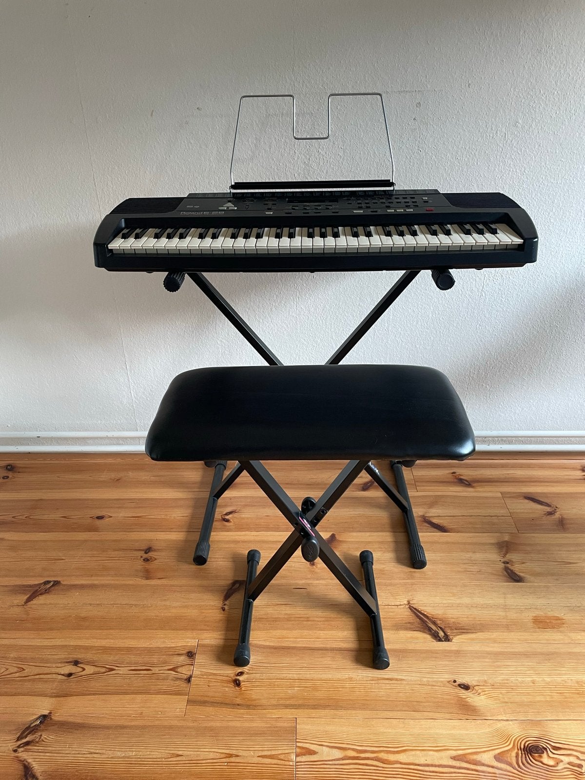 Roland E-28 keyboard met kruk en standaard, Ophalen, Roland, Met standaard, 61 toetsen