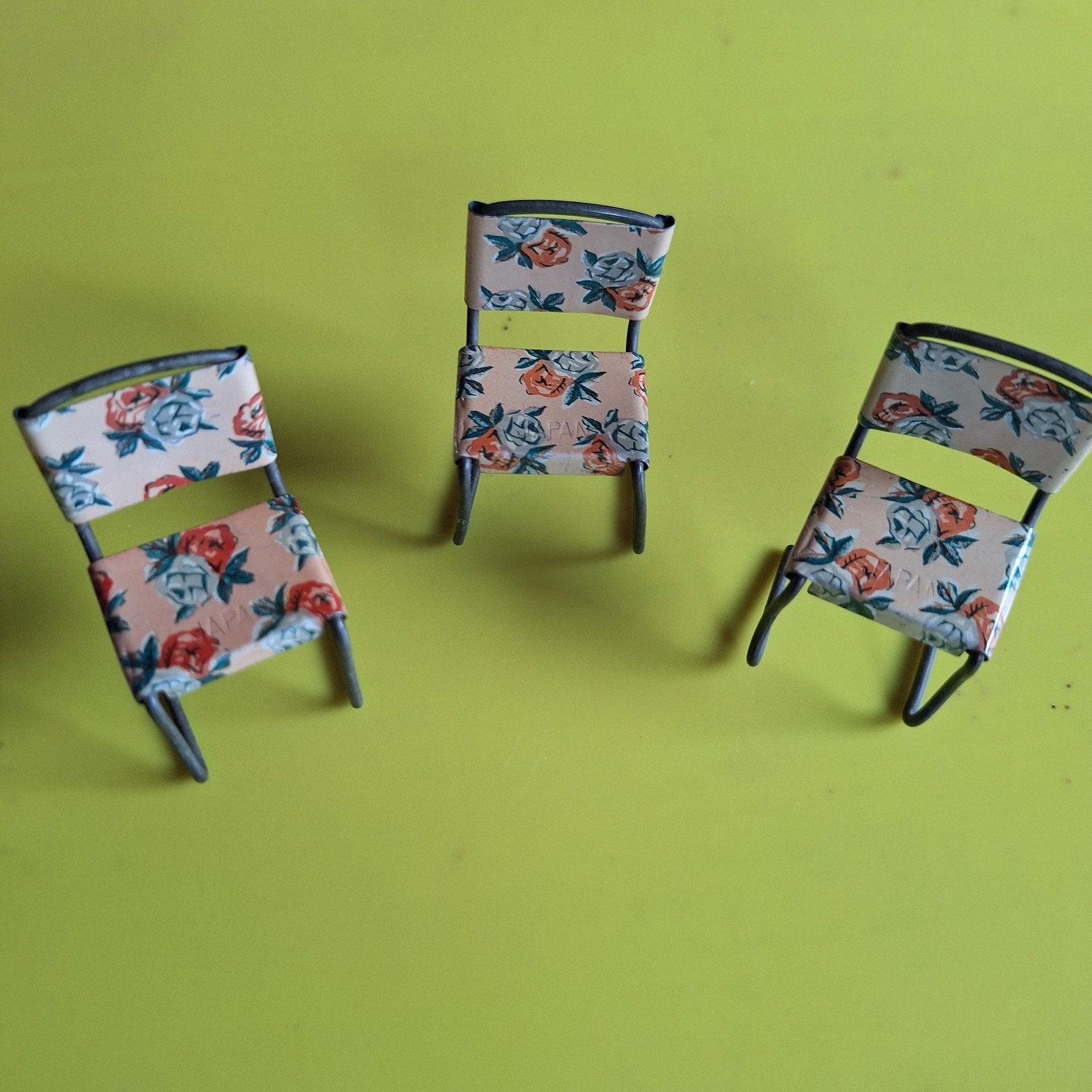 3 blikken poppenhuis stoeltjes met bloemenprint, Ophalen of Verzenden, Poppenhuis