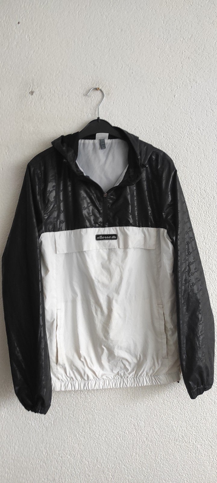 Ellesse windjack zwart/wit met capuchon Maat M, Kleding | Heren, Ophalen of Verzenden, Zo goed als nieuw, Zwart