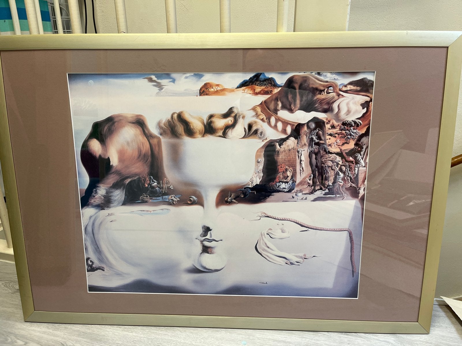 Surrealistisch kunstwerk in lijst - Salvador Dalí-stijl, Antiek en Kunst, Surrealisme, Print, Overige onderwerpen, Papier