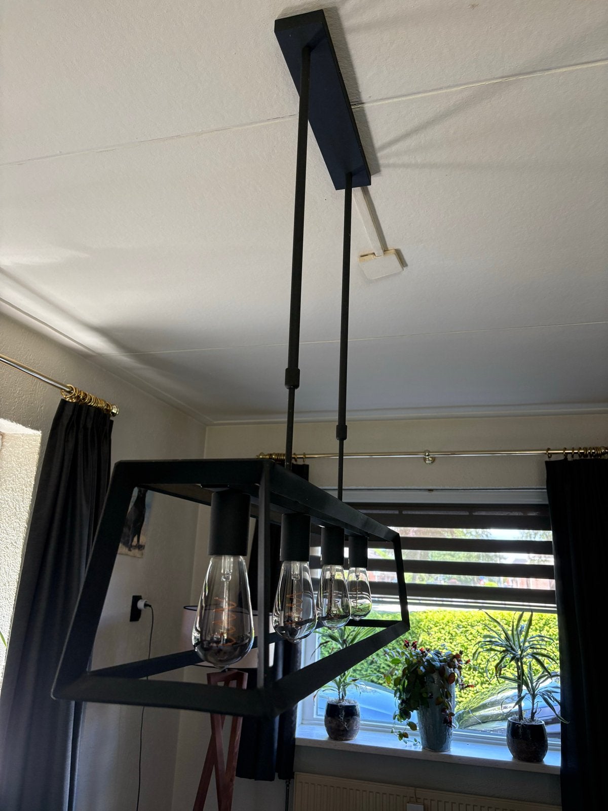 Moderne zwarte hanglamp met 4 lichtpunten, Huis en Inrichting, Lampen | Hanglampen, Ophalen, Zo goed als nieuw, Metaal, 75 cm of meer