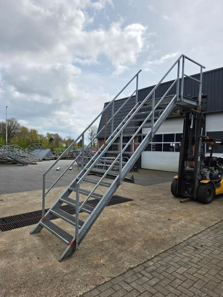 Stalen trap met bordes gegalv hoog 3,15mtr nor011, Ophalen, Zo goed als nieuw, 2 tot 4 meter
