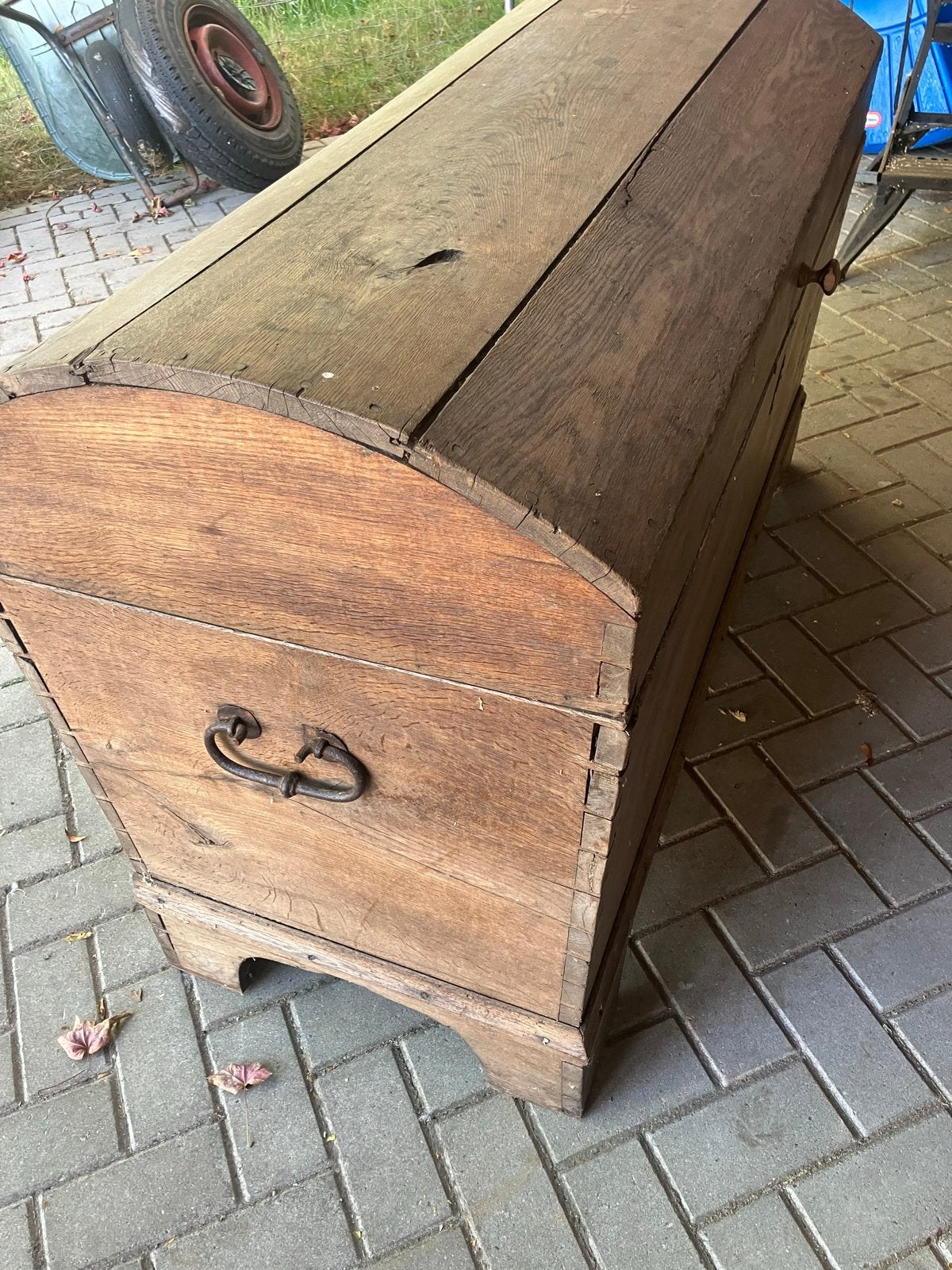 Oude kist . Waarschijnlijk boekenkist , Schatkist. Antiek ., Ophalen
