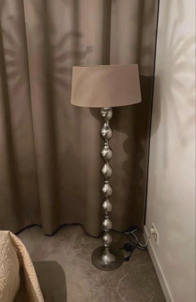 Stalamp met zilveren poot en zandkleurige kap, Ophalen, Gebruikt, Metaal, 100 tot 150 cm