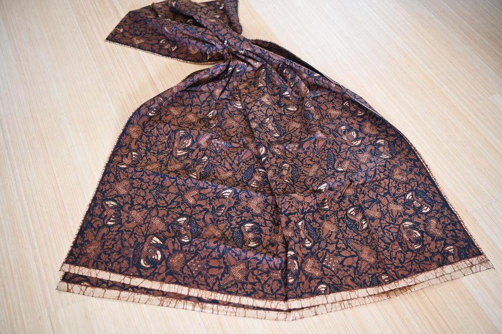 Batik Midden-Java Indonesie Indie blauw bruin kain panjang, Hobby en Vrije tijd, Stoffen en Lappen, Bruin, Ophalen of Verzenden