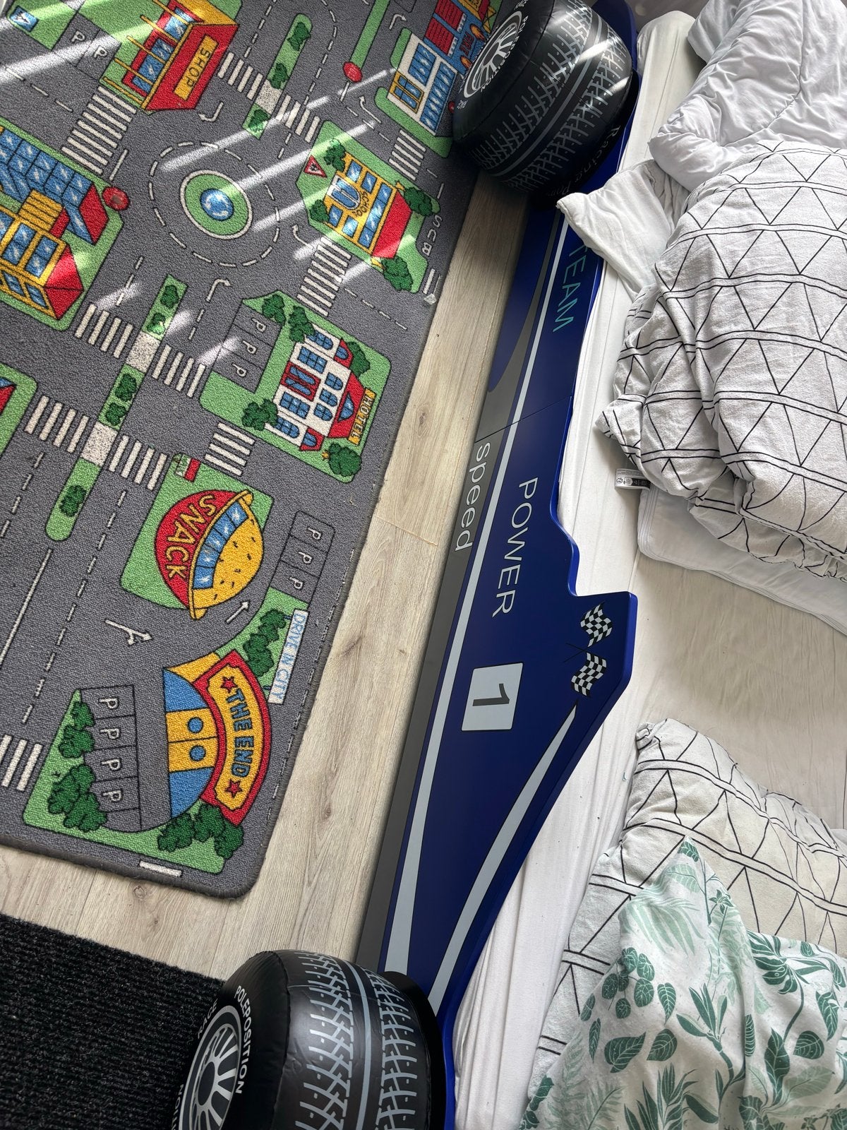 Raceauto kinderbed - Blauw met wielen, Kinderen en Baby's, Ophalen, Gebruikt, 70 tot 85 cm, Matras