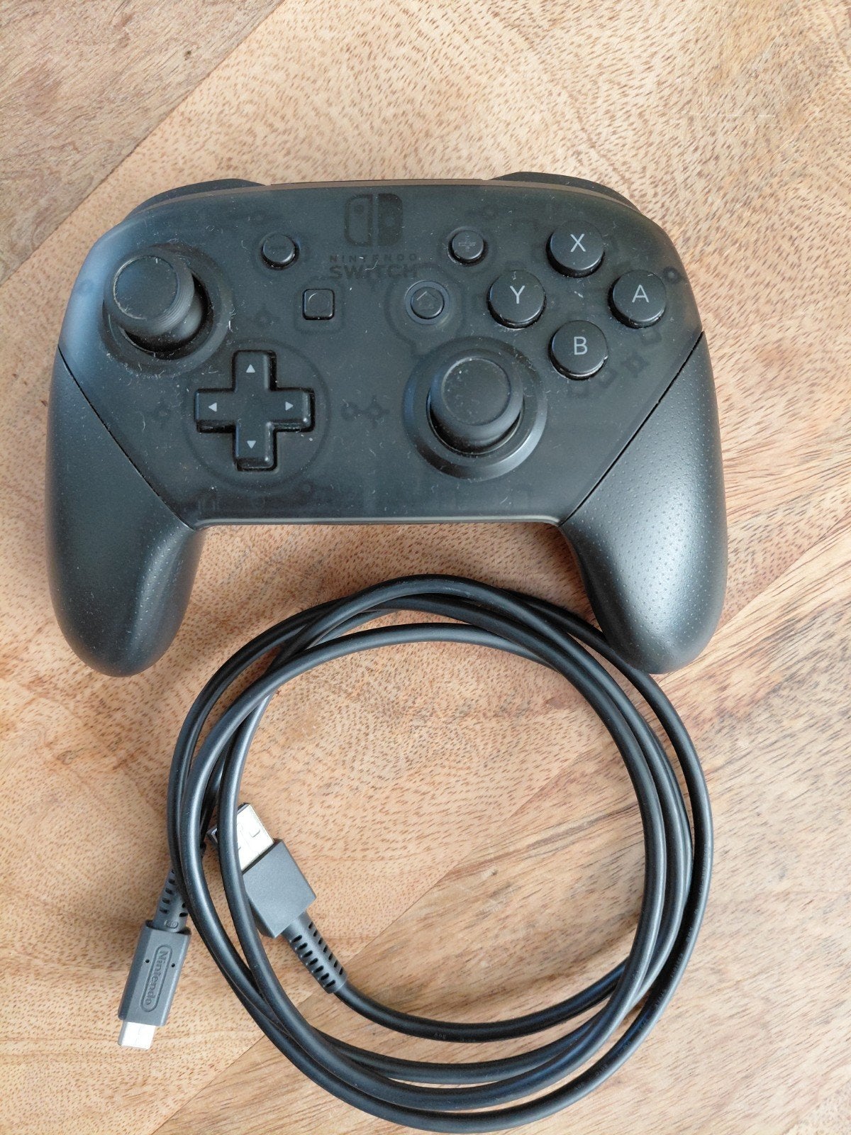 Nintendo Switch Pro Controller met Oplaadkabel kabel, Overige controllers, Ophalen of Verzenden, Zo goed als nieuw, Draadloos