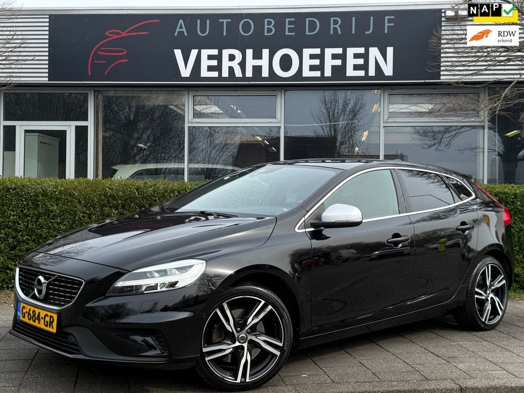 Volvo V40 1.5 T3 Polar+ Sport - AUTOMAAT - PANODAK - ZWART L, Auto's, 4 cilinders, 700 kg, Zwart, Bedrijf