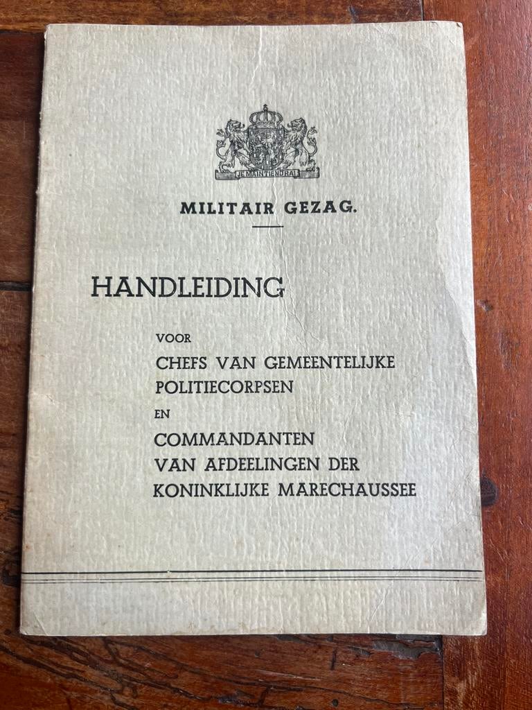 Nederlands handleiding Militair Gezag NBS emblemen KMAR 1945, Ophalen of Verzenden, Nederland, Boek of Tijdschrift