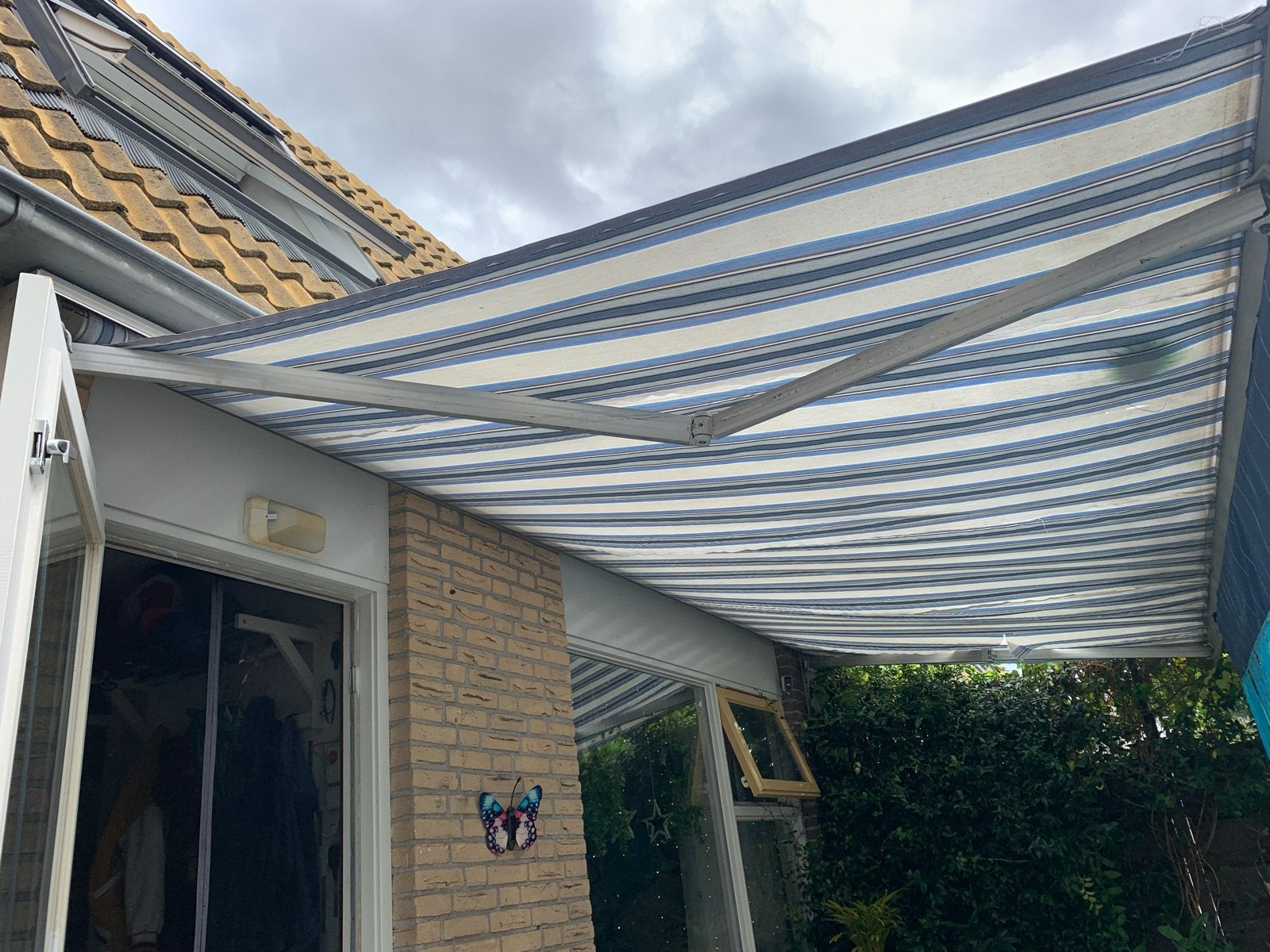 Knikarmscherm met beschadigd doek - ideaal voor handige klus, Gebruikt, 450 cm of meer, Ossamanasr85@gmail.com, 6831AW