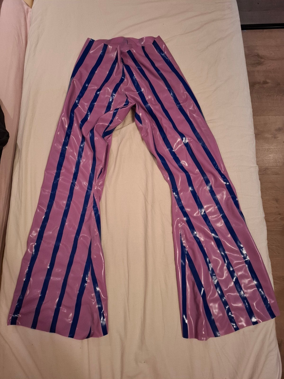 Roze latex broek met blauwe strepen - Maat 44, Kleding | Dames, Maat 42/44 (L), Ophalen of Verzenden, Roze, Lang
