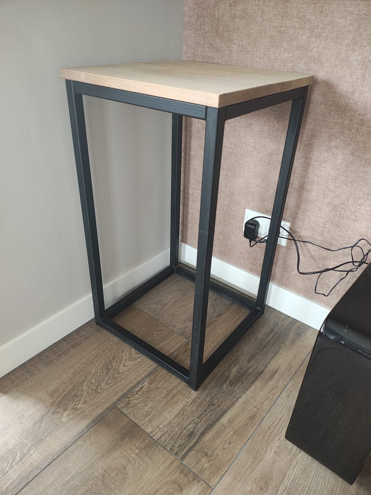 Bijzettafel / zuil met houten blad en metalen frame, Ophalen, Minder dan 55 cm, Vierkant, Zo goed als nieuw
