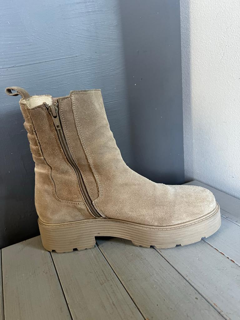 Manfield Suède Chelsea boots enkellaarsjes maat 40, Ophalen of Verzenden, Gedragen, Beige, Lage of Enkellaarzen