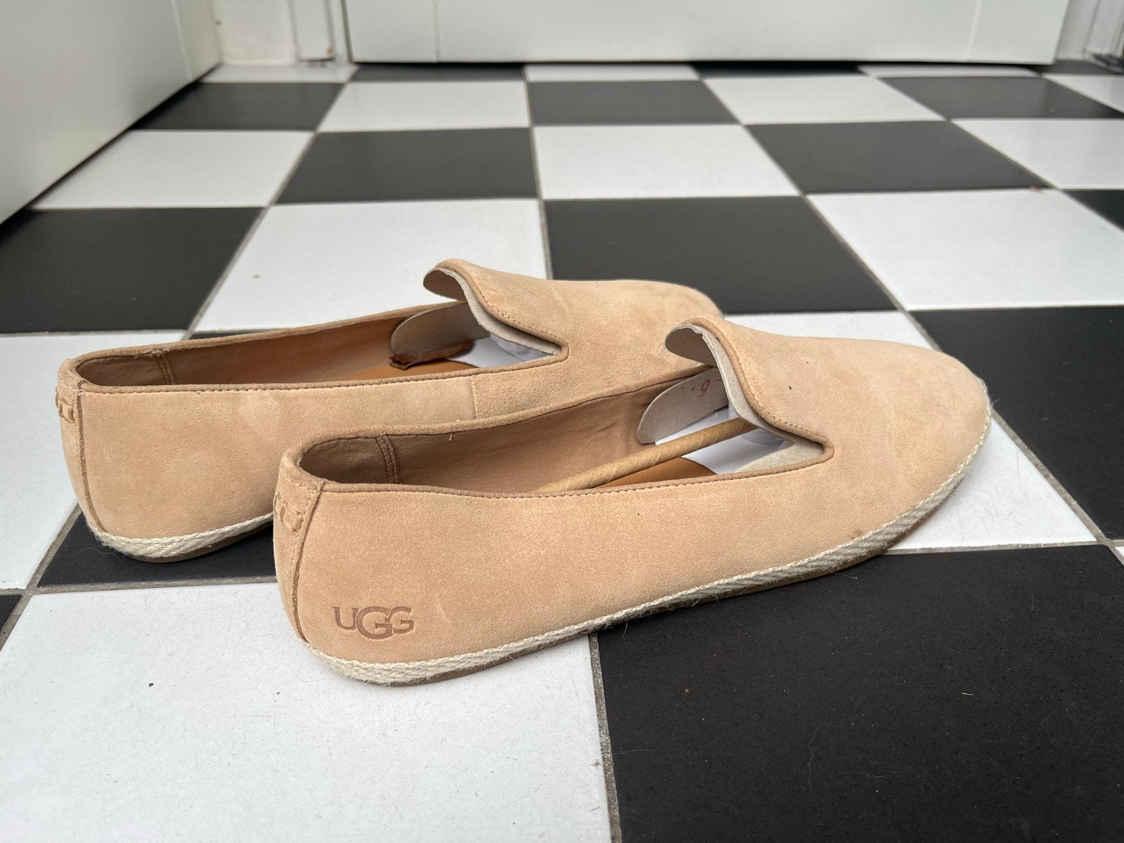 Ugg suède instappers - nieuw - maat 42, Ophalen, Zo goed als nieuw, Beige, Instappers