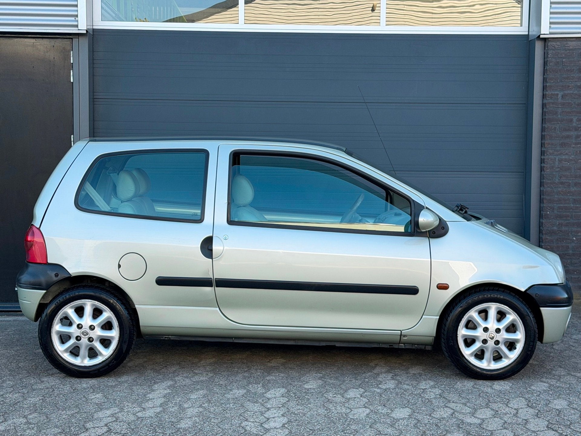 Renault Twingo 1.2-16V Epicéa AIRCO LEER APK NEW DISTRIBUTI, Auto's, Voorwielaandrijving, Elektrische ramen, Beige, 4 cilinders