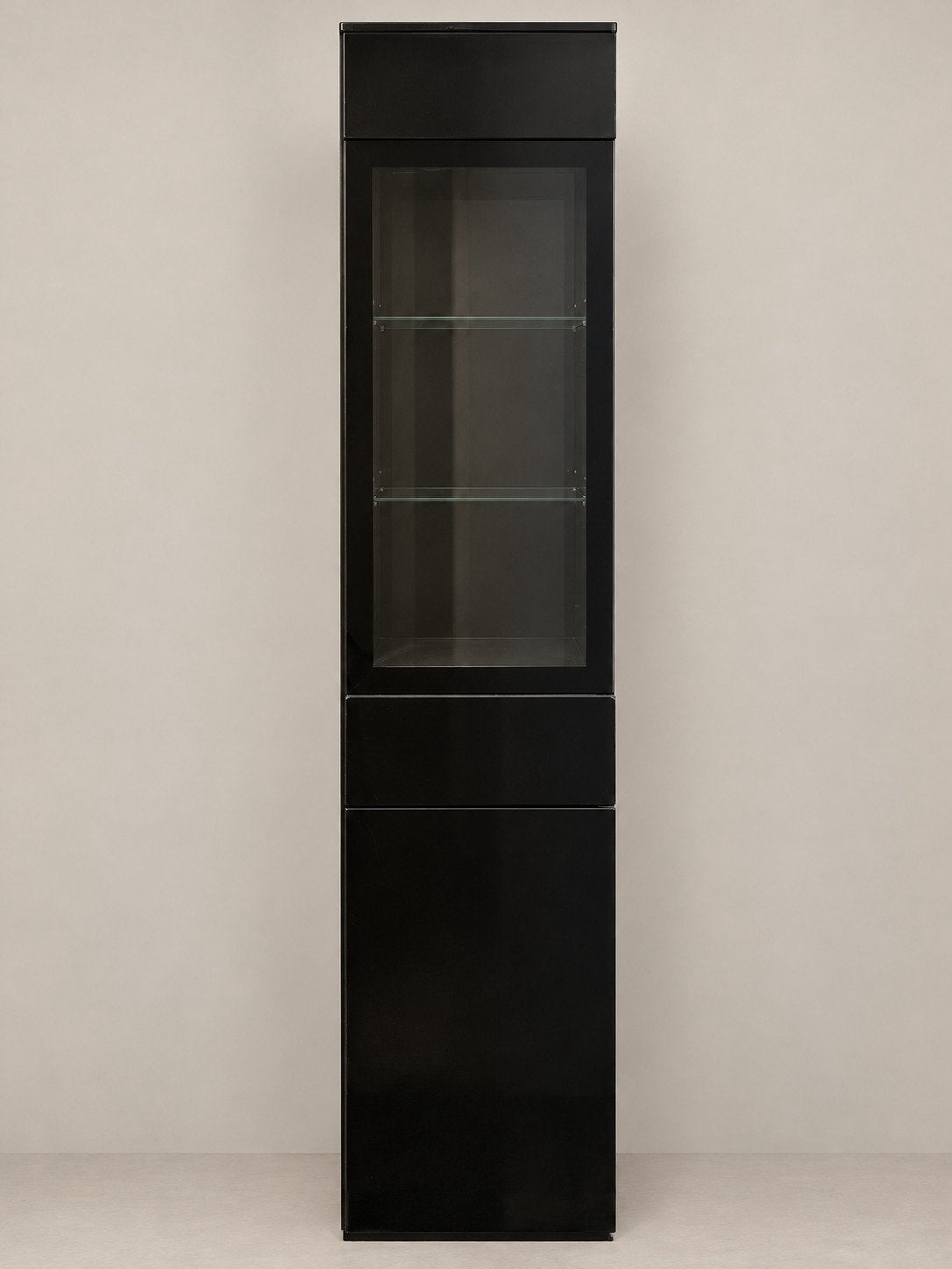 Smalle hoge zwarte kast met glazen deur en planken, Huis en Inrichting, Ophalen, Zo goed als nieuw, 25 tot 50 cm, 50 tot 100 cm