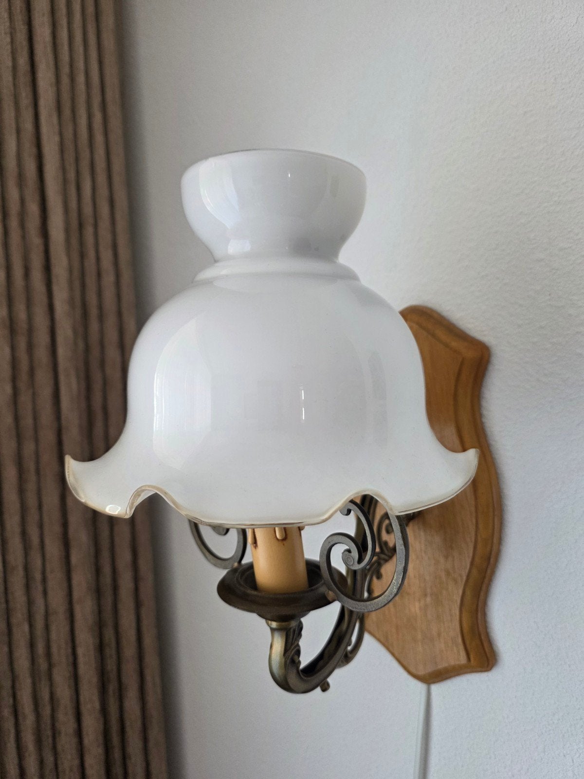 Vintage wandlamp met wit glazen kap en houten achterplaat, Ophalen, Met snoer/stekker, Gebruikt, E14 (klein)