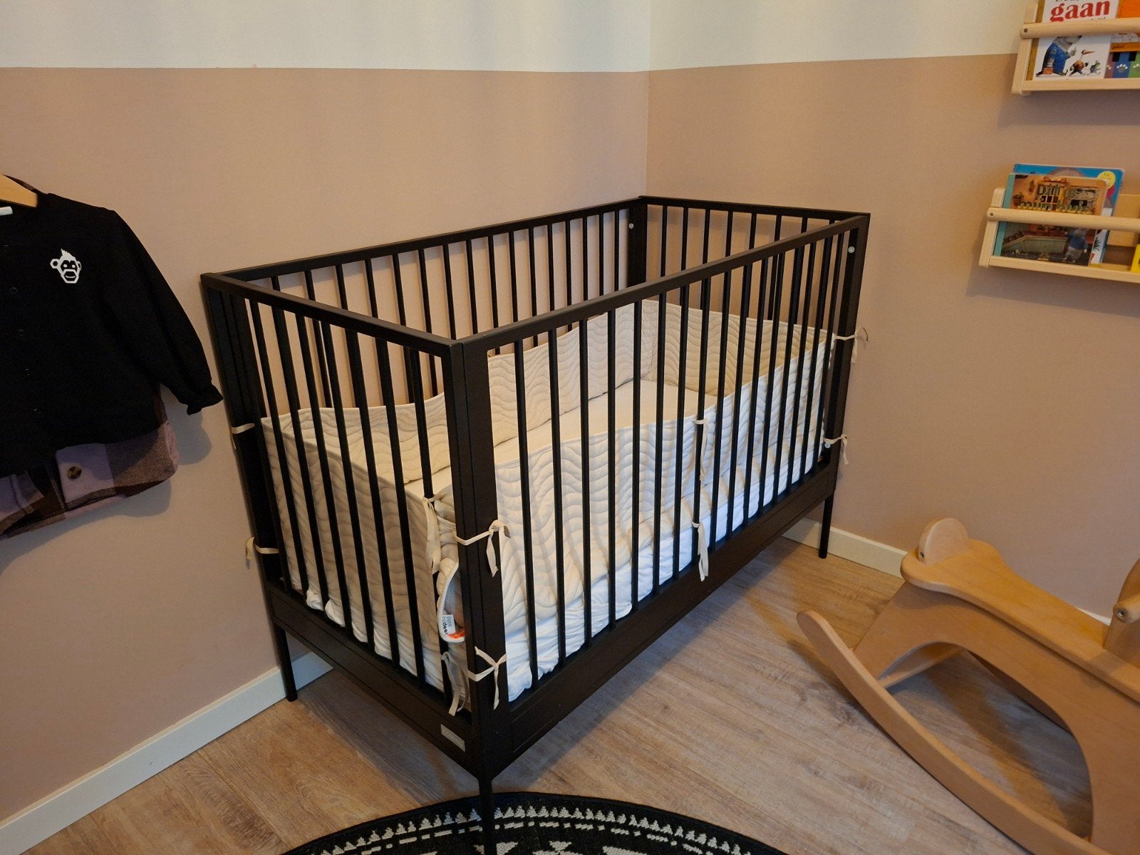 Zwart metalen ledikant 60x120 met matras/topper/bedomrander, Ophalen, Zo goed als nieuw, Ledikant