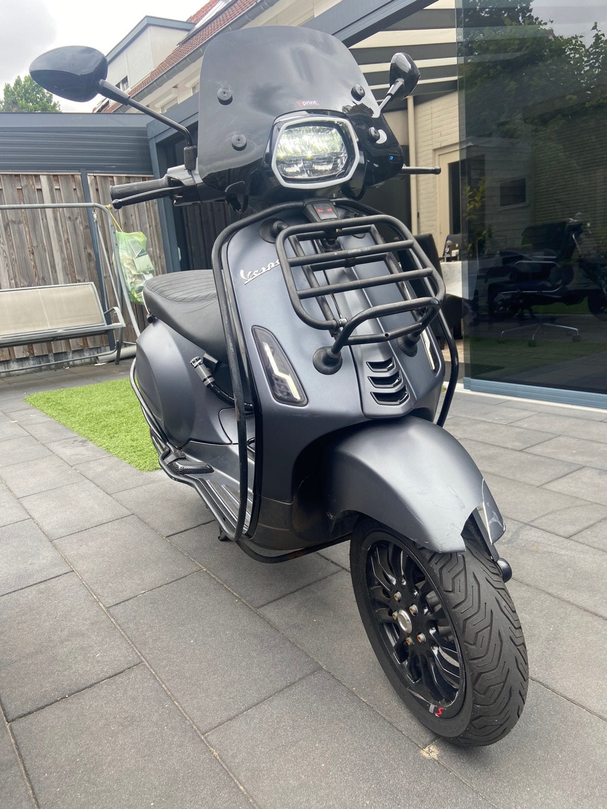 Vespa sprint 2021 mat grijs, Fietsen en Brommers, Scooters | Vespa, Ophalen of Verzenden, Zo goed als nieuw, Benzine, Overige modellen