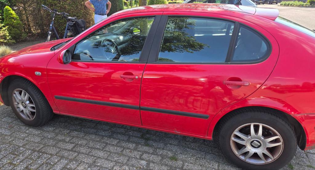 Seat Leon 1.6 16V 77KW 2005 Rood AIRCO, Auto's, Seat, Voorwielaandrijving, Zwart, 4 cilinders, Leon