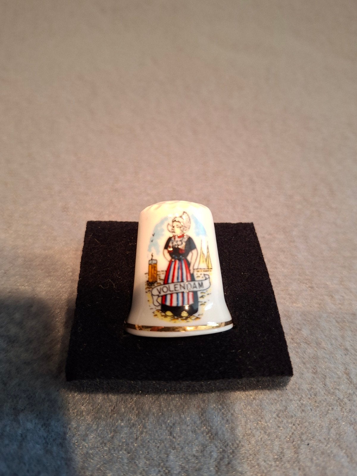 Vingerhoedje Volendam ( klederdracht ), Ophalen of Verzenden, Zo goed als nieuw, Porselein, Nederland