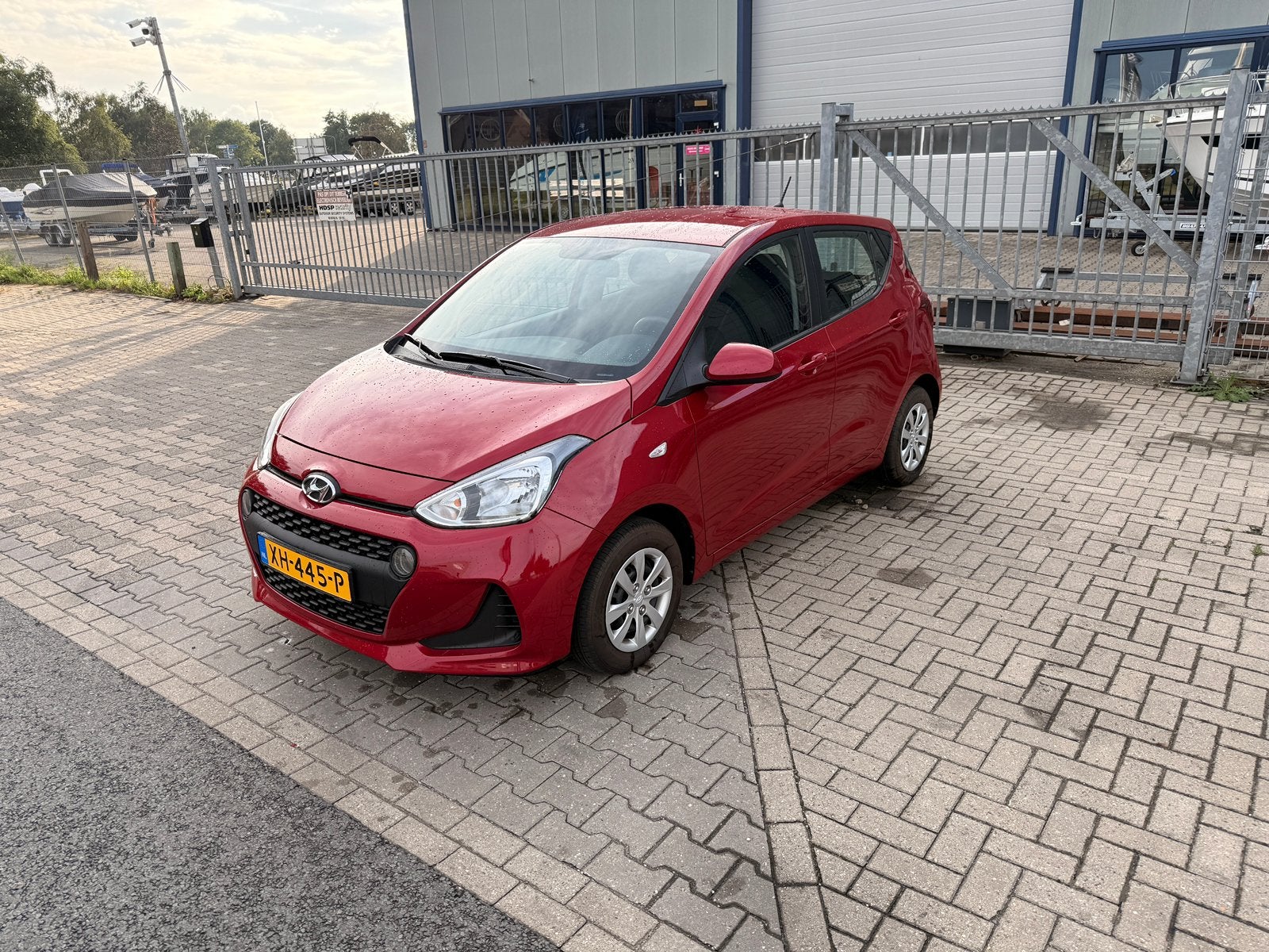 Hyundai i10 1.0i 66pk 2018 Rood UNIEKE KMSTAND, Auto's, Voorwielaandrijving, 31 €/maand, 4 stoelen, Origineel Nederlands