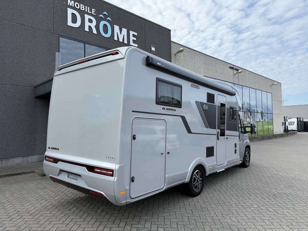 Adria Coral 670 DL 60 Years, Caravans en Kamperen, Campers, Automaat, Ringverwarming, Fiat, 7 tot 8 meter