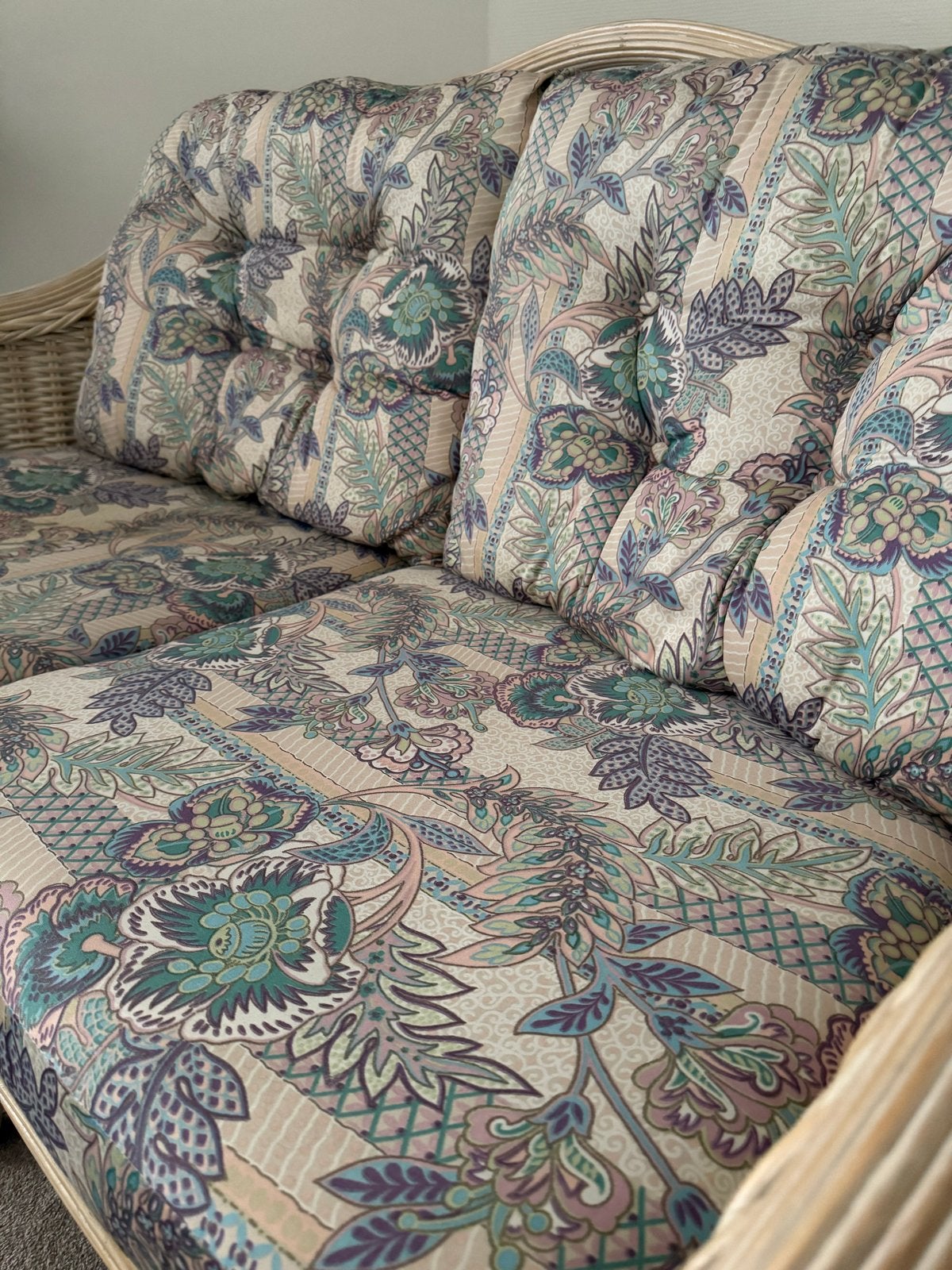 Vintage rotan bank met bloemenprint kussens, Ophalen, Gebruikt, 150 tot 200 cm, Tweepersoons