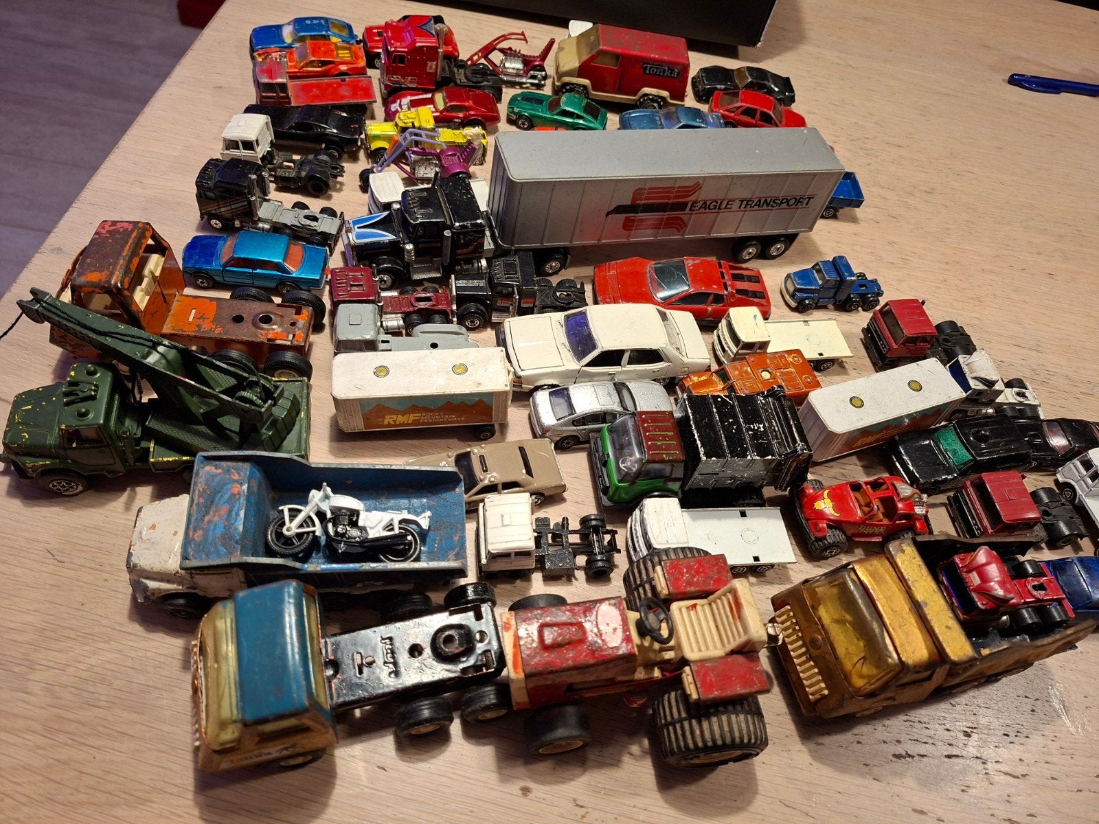 Doos vol oude schaalmodellen: auto's, vrachtwagens, Tonka, Ophalen of Verzenden