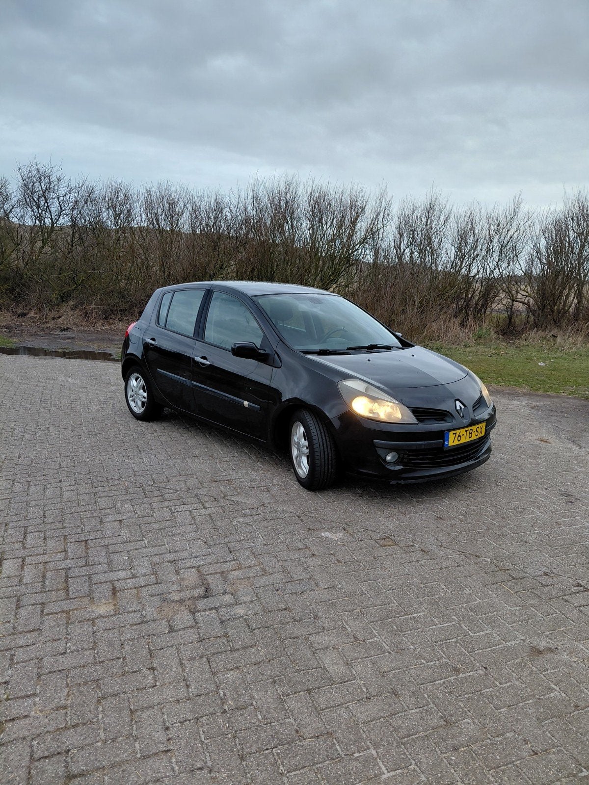 Renault Clio 1.4 16V 72KW 5-DRS E4 2006 Zwart, Auto's, Voorwielaandrijving, Zwart, 4 cilinders, Zwart