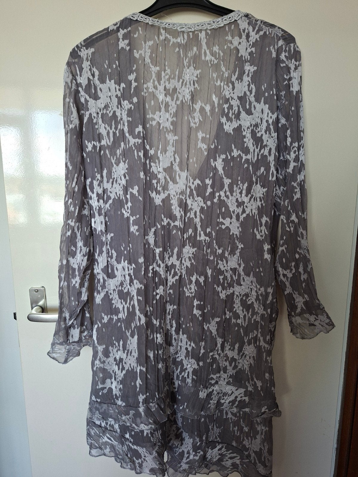 Foto 4 van Feestelijke grijze blouse met zilveren rand en ruches
