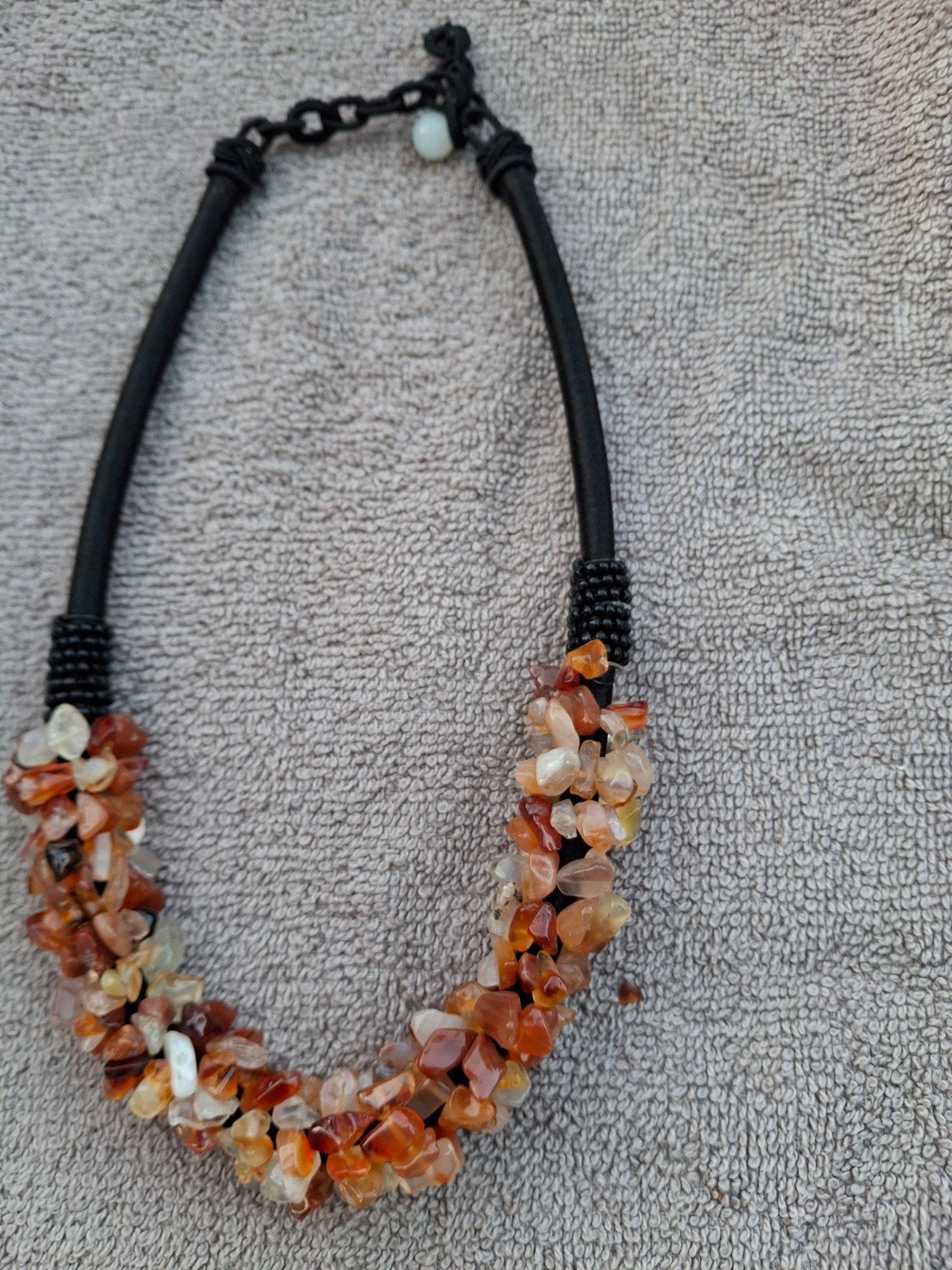 Unieke ketting met oranje en witte steentjes, Sieraden, Tassen en Uiterlijk, Kettingen, Nieuw, Oranje, Ophalen of Verzenden, Steen of Mineraal