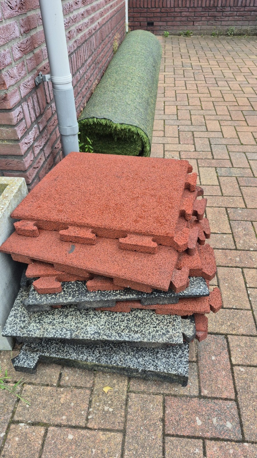 Gratis rubberen tuintegels (rood en grijs), Ophalen, Gebruikt, Rubber, Minder dan 5 m²